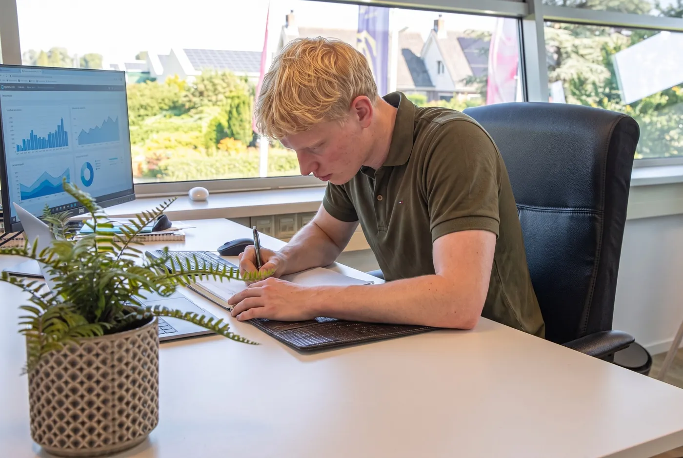 Stef maakt notities aan zijn bureau