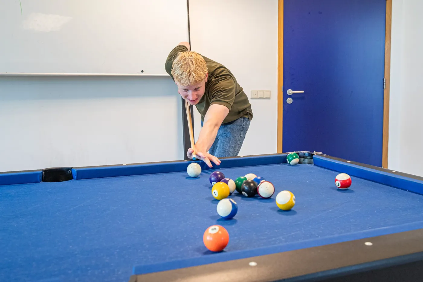 Stef Raadschelders aan de pooltafel